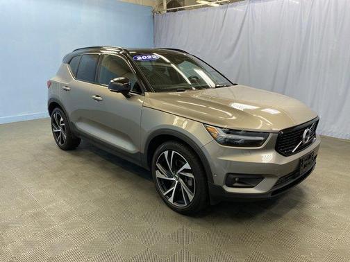 2022 Volvo XC40 T5 R-Design