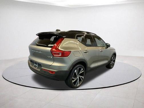 2022 Volvo XC40 T5 R-Design