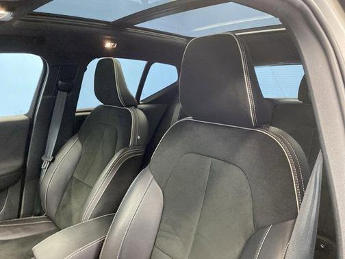2022 Volvo XC40 T5 R-Design