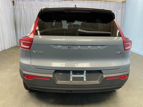 2022 Volvo XC40 T5 R-Design