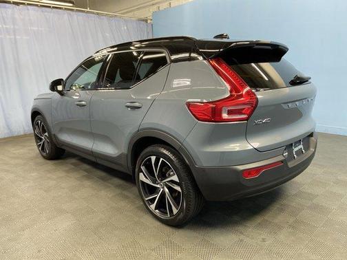 2022 Volvo XC40 T5 R-Design