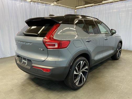 2022 Volvo XC40 T5 R-Design
