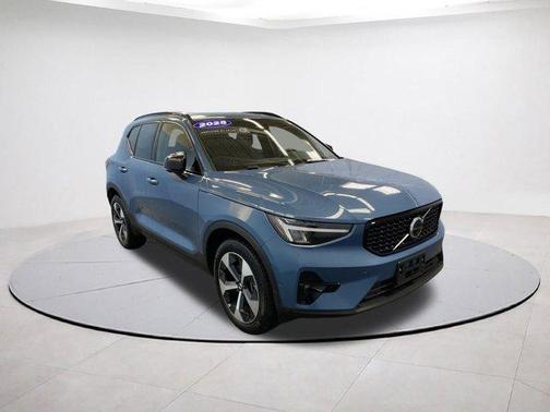 2025 Volvo XC40 B5 Plus Dark Theme