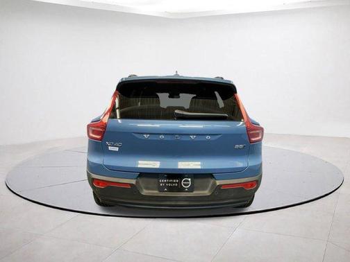 2025 Volvo XC40 B5 Plus Dark Theme