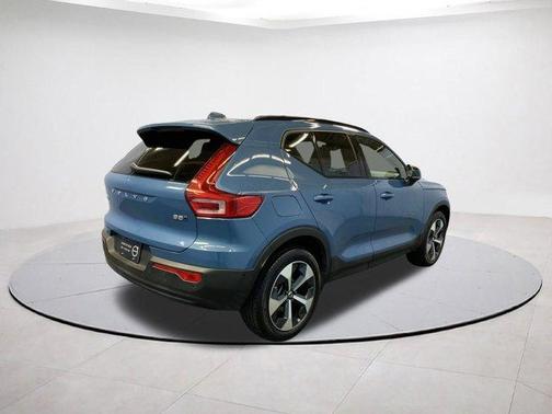 2025 Volvo XC40 B5 Plus Dark Theme