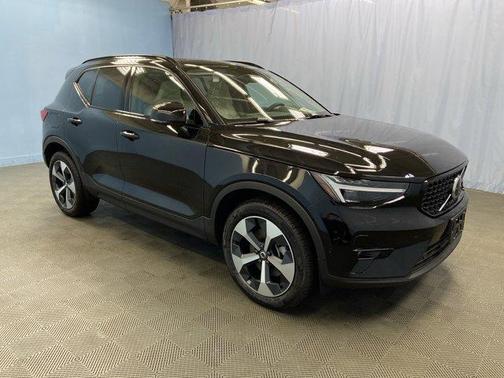 2025 Volvo XC40 B5 Plus Dark Theme