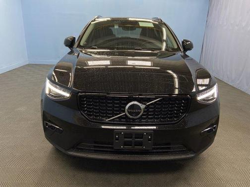 2025 Volvo XC40 B5 Ultra Dark Theme