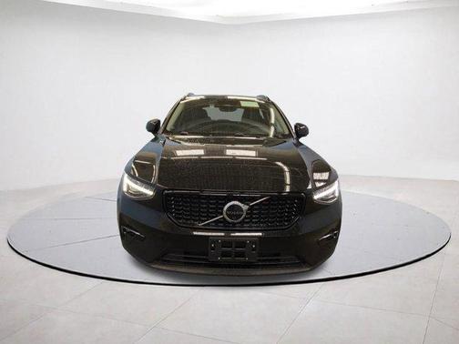 2025 Volvo XC40 B5 Ultra Dark Theme