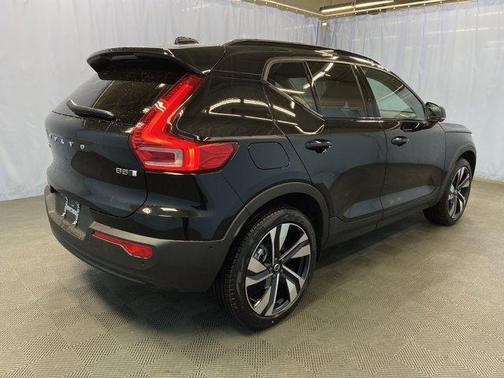2025 Volvo XC40 B5 Ultra Dark Theme