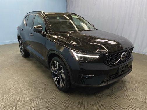 2025 Volvo XC40 B5 Ultra Dark Theme