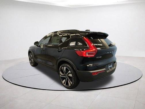 2025 Volvo XC40 B5 Ultra Dark Theme