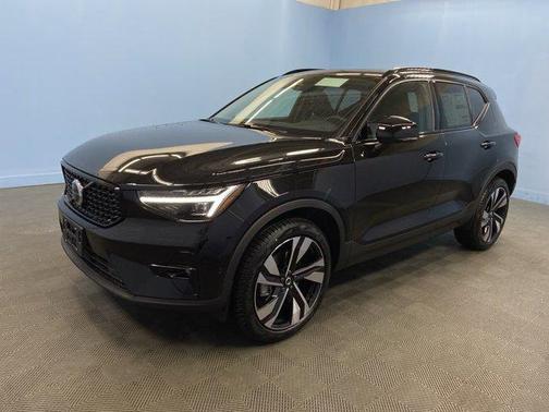 2025 Volvo XC40 B5 Ultra Dark Theme