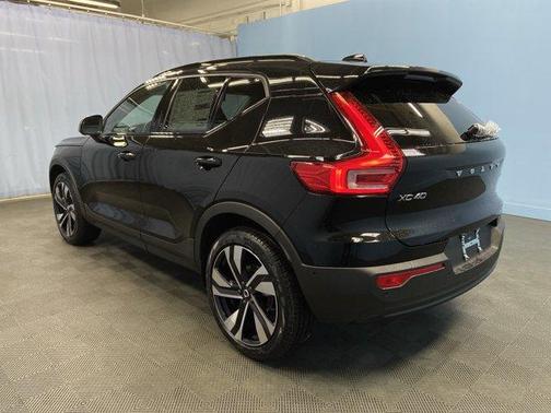 2025 Volvo XC40 B5 Ultra Dark Theme