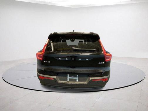 2025 Volvo XC40 B5 Ultra Dark Theme