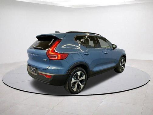 2025 Volvo XC40 B5 Plus Dark Theme