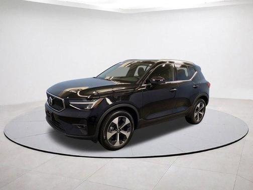 2025 Volvo XC40 B5 Plus Bright Theme