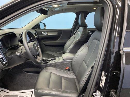 2025 Volvo XC40 B5 Core Bright Theme