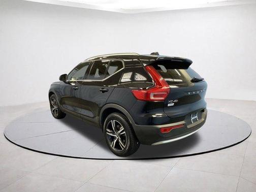 2025 Volvo XC40 B5 Core Bright Theme