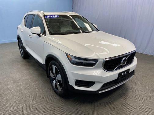 2022 Volvo XC40 T5 Momentum