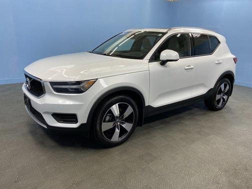 2022 Volvo XC40 T5 Momentum