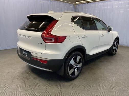 2022 Volvo XC40 T5 Momentum