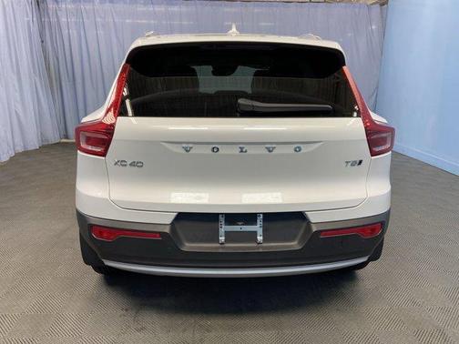 2022 Volvo XC40 T5 Momentum