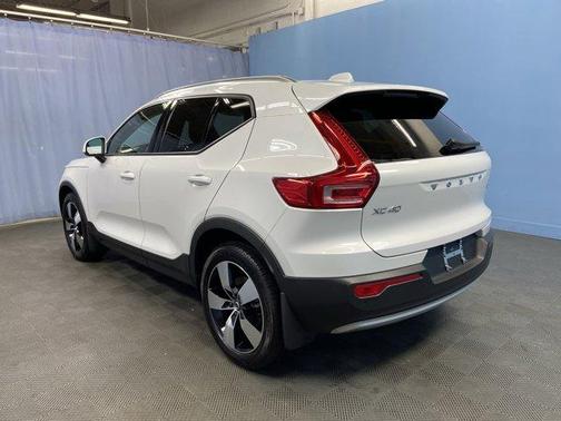 2022 Volvo XC40 T5 Momentum