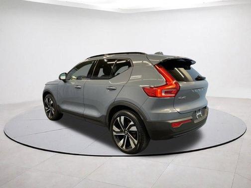 2023 Volvo XC40 B5 Ultimate Dark Theme