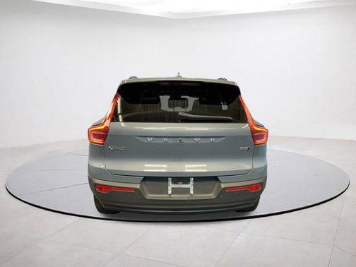 2023 Volvo XC40 B5 Ultimate Dark Theme