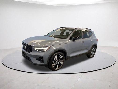 2023 Volvo XC40 B5 Ultimate Dark Theme