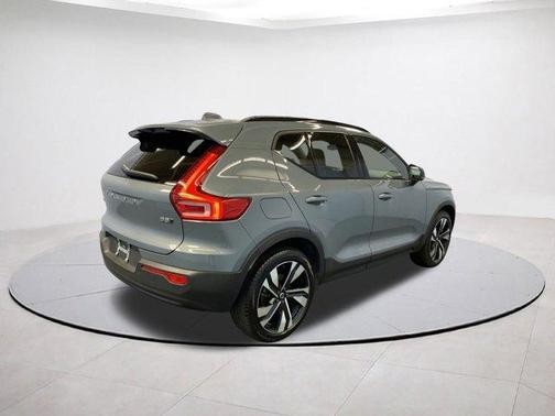 2023 Volvo XC40 B5 Ultimate Dark Theme