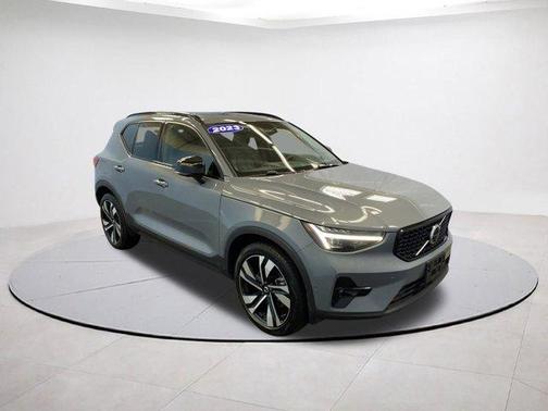 2023 Volvo XC40 B5 Ultimate Dark Theme