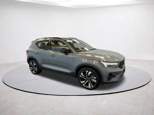 2023 Volvo XC40 B5 Ultimate Dark Theme
