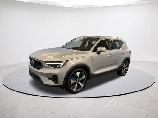 2025 Volvo XC40 B5 Plus Bright Theme