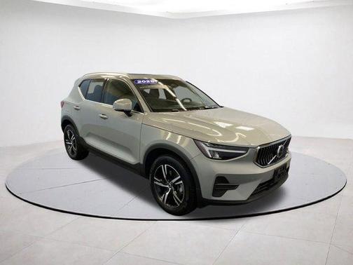 2025 Volvo XC40 B5 Core Bright Theme