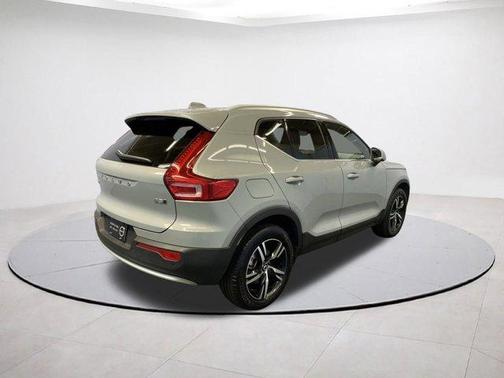 2025 Volvo XC40 B5 Core Bright Theme