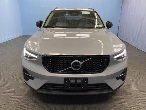 2025 Volvo XC40 B5 Ultra Dark Theme