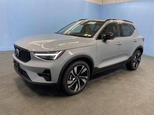 2025 Volvo XC40 B5 Ultra Dark Theme