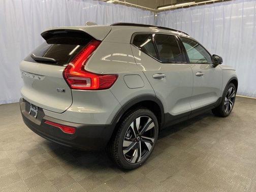 2025 Volvo XC40 B5 Ultra Dark Theme