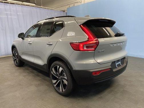 2025 Volvo XC40 B5 Ultra Dark Theme
