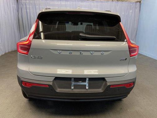 2025 Volvo XC40 B5 Ultra Dark Theme