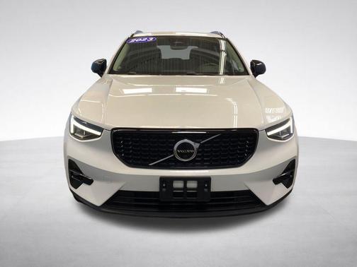 Crystal White Metallic 2023 Volvo XC40 B5 Plus Dark Theme