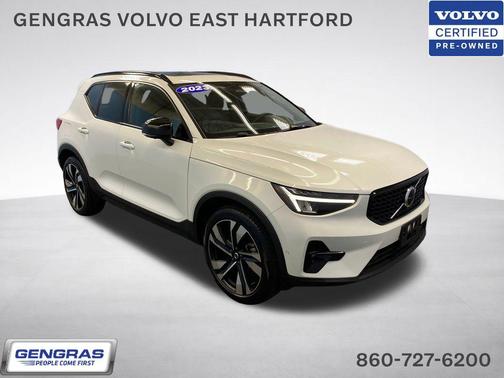 Crystal White Metallic 2023 Volvo XC40 B5 Plus Dark Theme