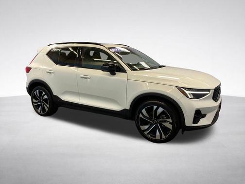 Crystal White Metallic 2023 Volvo XC40 B5 Plus Dark Theme