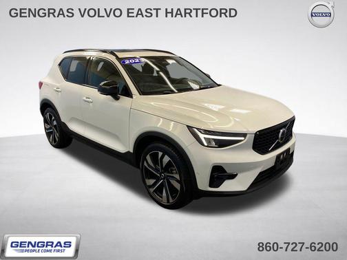 Crystal White Metallic 2023 Volvo XC40 B5 Plus Dark Theme