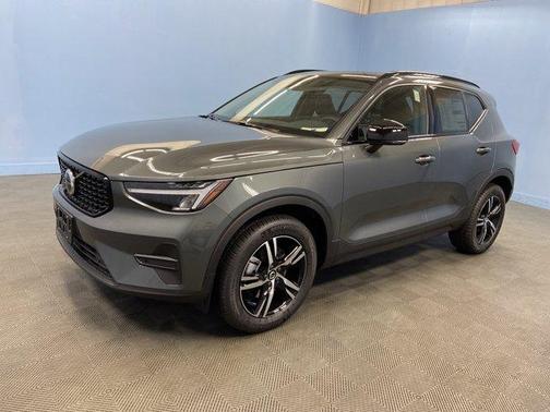 2026 Volvo XC40 B5 Core