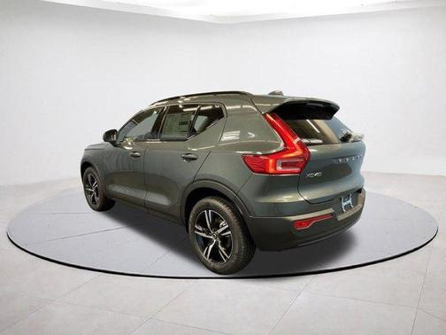 2026 Volvo XC40 B5 Core