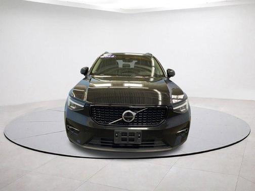 2024 Volvo XC40 B5 Plus Dark Theme