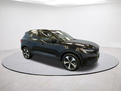 2024 Volvo XC40 B5 Plus Dark Theme