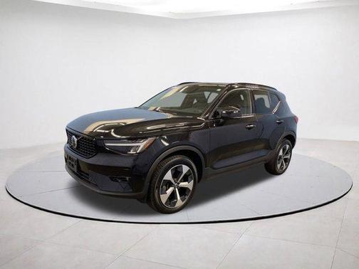 2024 Volvo XC40 B5 Plus Dark Theme